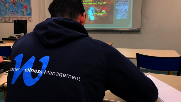 étudiant avec pull Master Wellness
